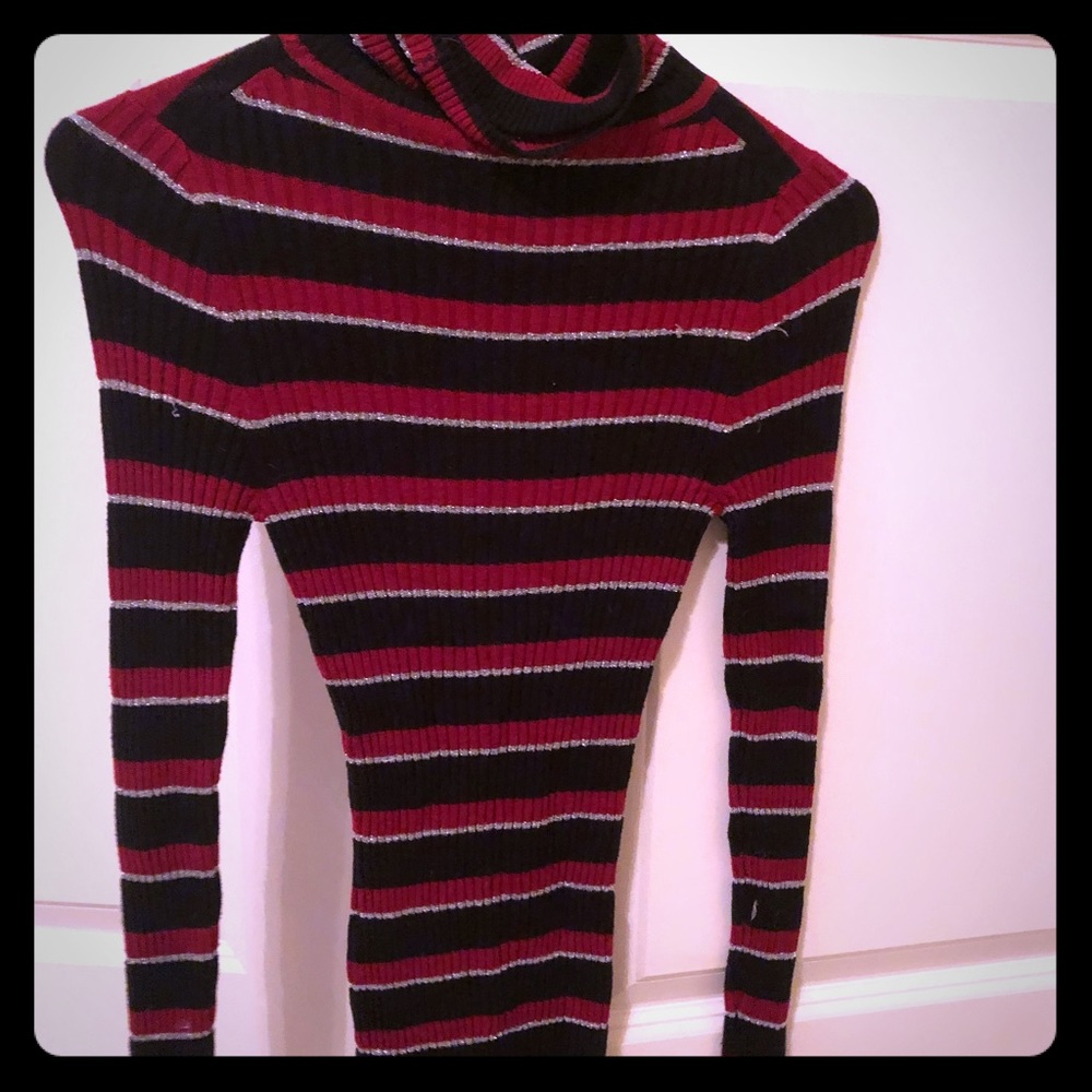 Turtle neck rouged tee